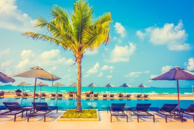 Güzel lüks şemsiyeleri ve sandalyeler