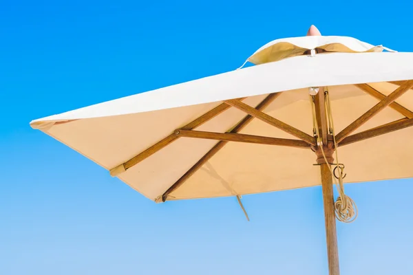 Ομπρέλα πισίνας και chair στην παραλία — Φωτογραφία Αρχείου