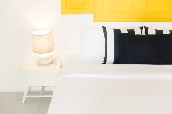 Krásné luxusní polštáře na ložnici — Stock fotografie