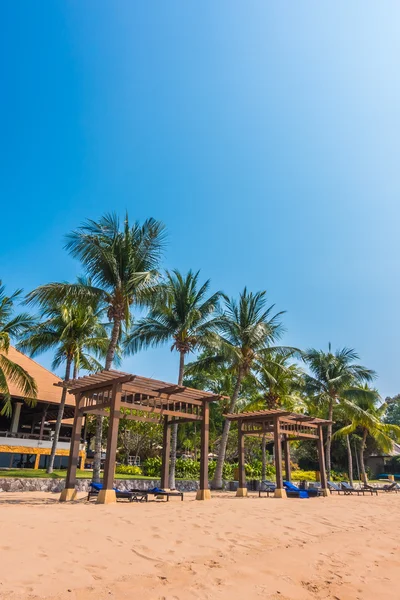 Vacker strand och havet med palm tree — Stockfoto