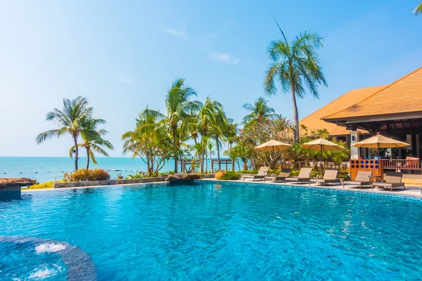 Bela piscina de luxo — Fotografia de Stock