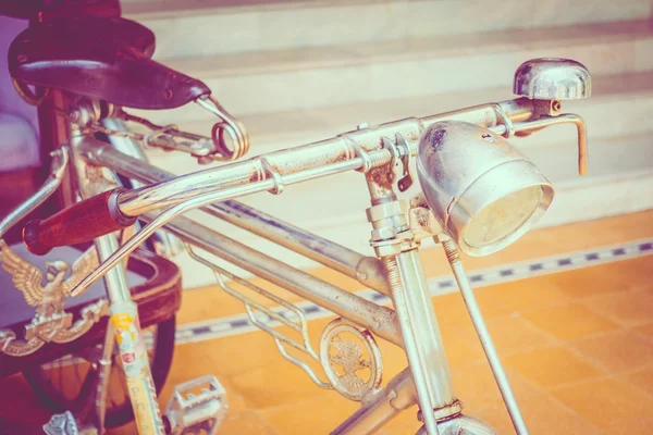 Seçici odak noktası vintage bisiklet üzerinde — Stok fotoğraf