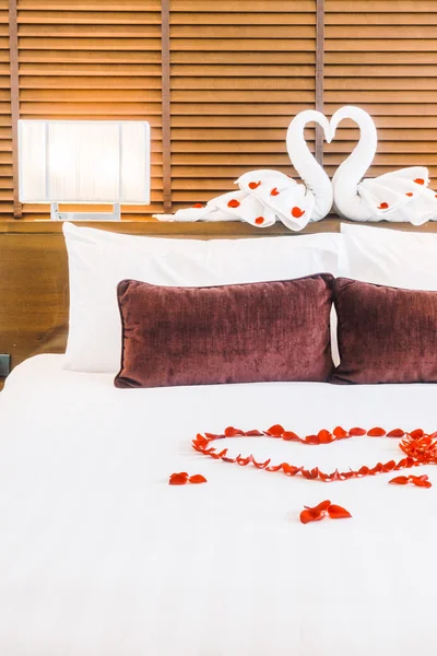 Schöne Luxus-Kissen auf Bettdekoration — Stockfoto