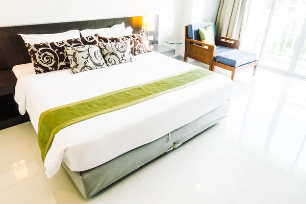 침대에 아름 다운 고급 베개 — 스톡 사진