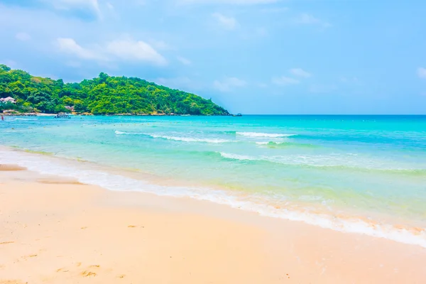 Hermosa playa tropical y paisaje marino — Foto de Stock