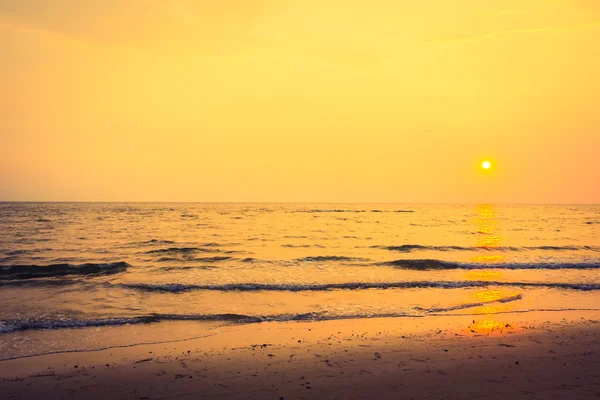 Hermosa puesta de sol con cielo en la playa —  Fotos de Stock