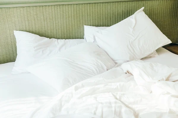 Λευκά μαξιλάρια στο κρεβάτι — Φωτογραφία Αρχείου