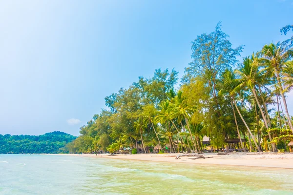 Belo oceano tropical e praia de areia — Fotografia de Stock