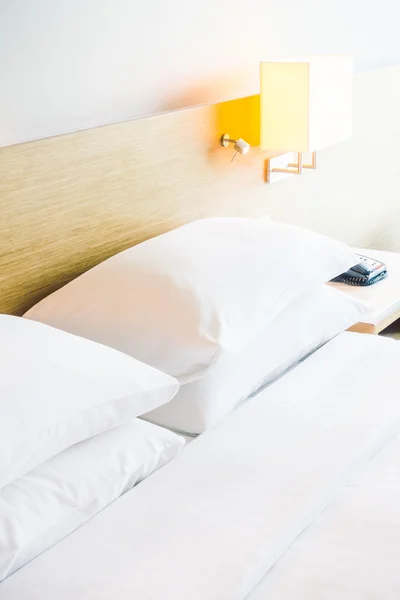Luxus a pohodlí bílé polštáře na posteli — Stock fotografie