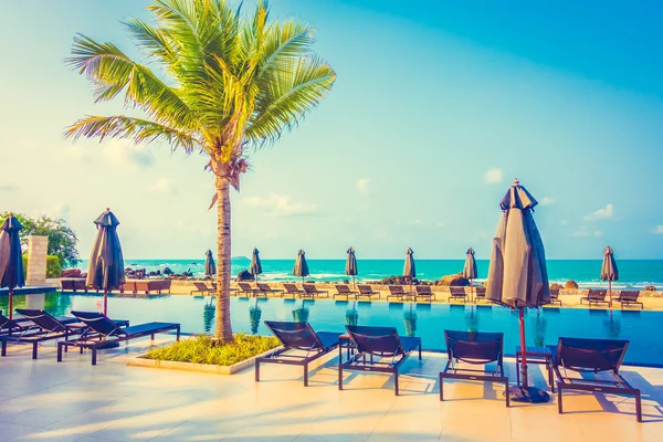 Güzel lüks şemsiyeleri ve sandalyeler