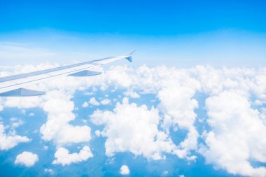 Uçak kanadı üzerinde güzel mavi gökyüzü