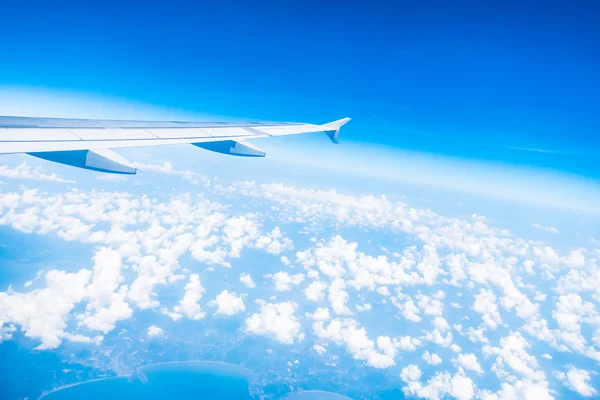 Airplane wing on beautiful blue sky — Stock Photo, Image