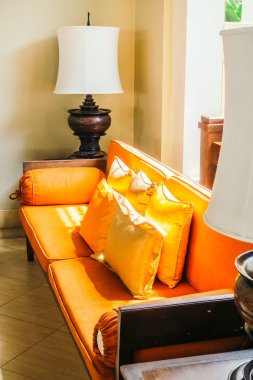 Boş tahta kanepe ve sandalye