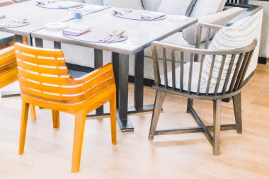 Boş sandalye ve masa