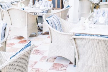 boş masa ve sandalyeler