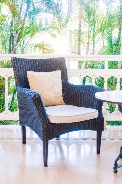 oturma odasında kanepede yastık