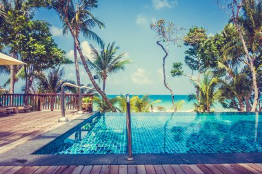 Otelde lüks bir yüzme havuzu