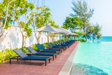 Otelde açık yüzme havuzu 