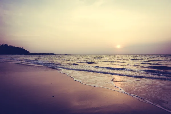 Красивый закат на тропическом пляже — стоковое фото