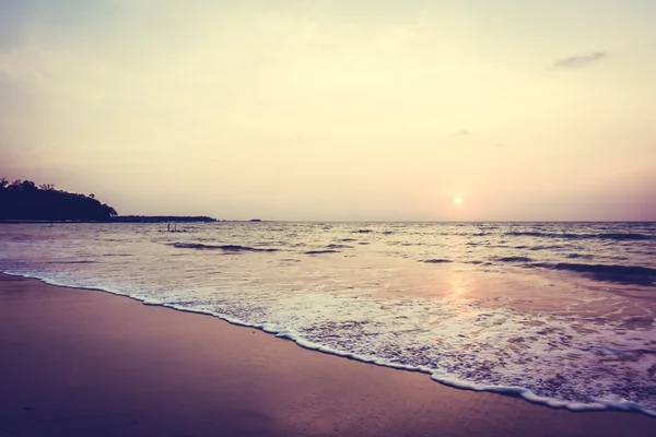 Красивый закат на тропическом пляже — стоковое фото
