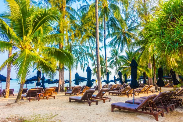 Hermosa playa tropical y el mar — Foto de Stock