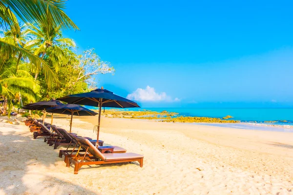 Bella spiaggia tropicale e mare — Foto Stock