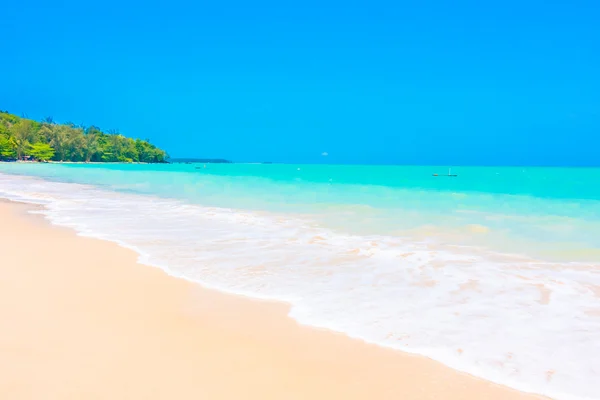 Hermosa playa tropical y el mar — Foto de Stock