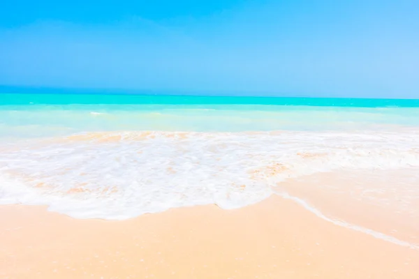 Hermosa playa tropical y el mar — Foto de Stock