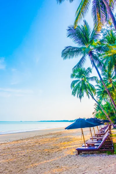 Bella spiaggia tropicale e mare — Foto Stock