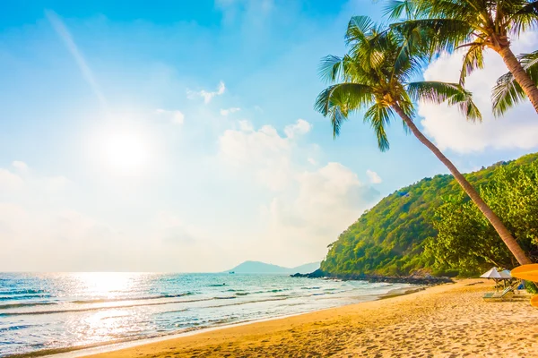 Beautiful tropical beach and sea landscape — Stock Photo, Image