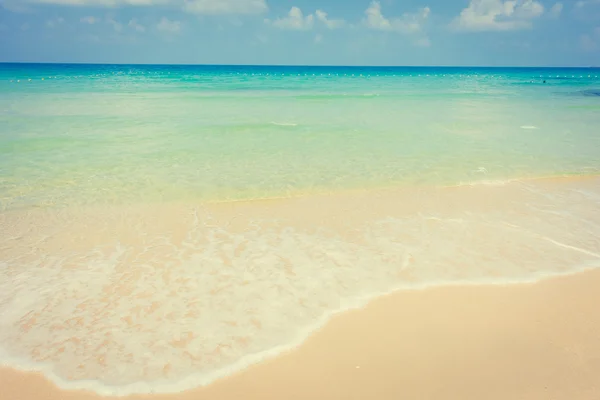 Bela praia tropical e mar — Fotografia de Stock