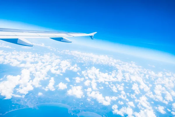 Airplane wing on beautiful blue sky — Stock Photo, Image