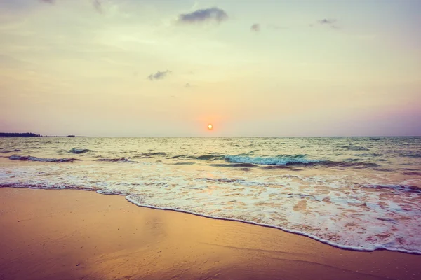 Hermosa puesta de sol en la playa tropical —  Fotos de Stock
