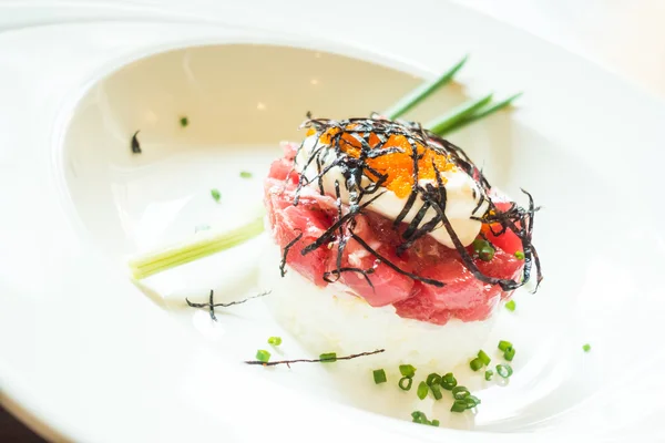 Sushi de atum em placa branca — Fotografia de Stock