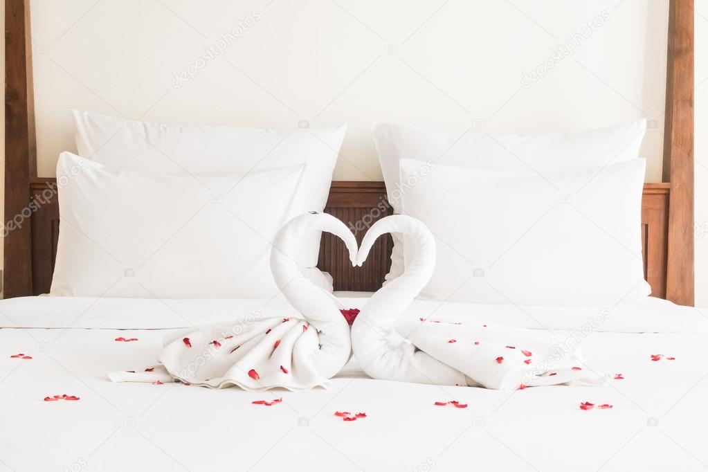 Swan towel decoration on bed — Stock Photo © mrsiraphol 108120078