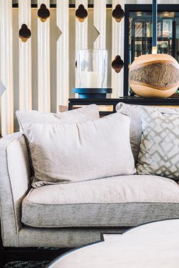 Oturma odasının içinde.