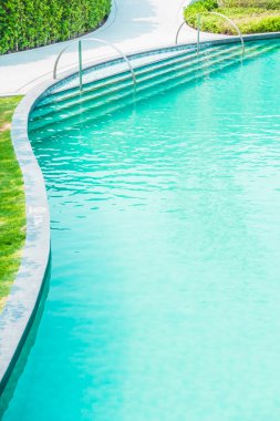 Otelde açık yüzme havuzu