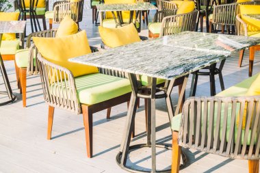 boş masa ve sandalyeler