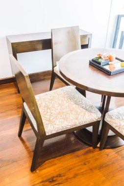 Boş masa ve sandalye