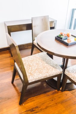 Boş masa ve sandalye