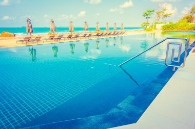 Güzel lüks şemsiyeleri ve sandalyeler