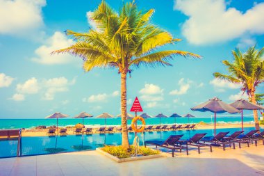 Güzel lüks şemsiyeleri ve sandalyeler