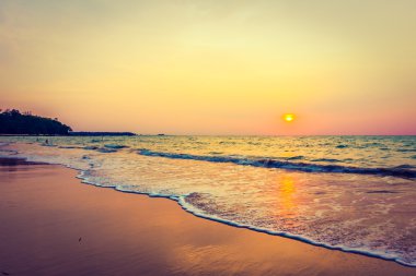 tropik sahilde güzel gün batımı