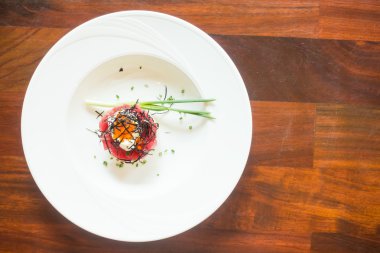 Ton balıklı sushi beyaz plaka