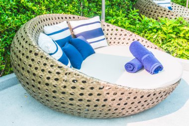 Otel havuzunda yüzme havuzu