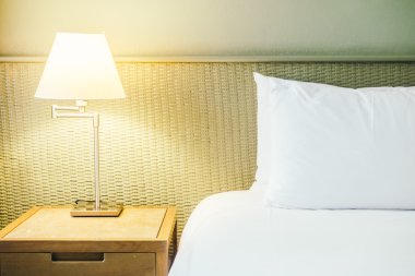 Yatakta güzel lüks beyaz yastıklar