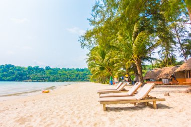 Güzel tropikal deniz ve kum plaj