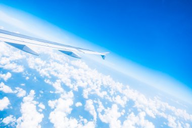 Uçak kanadı üzerinde güzel mavi gökyüzü