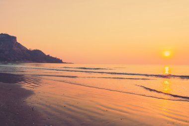 Sahilde güzel bir gün doğumu