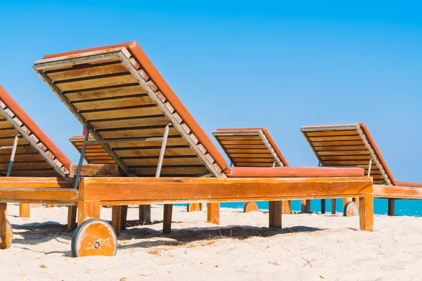 Şemsiye havuz ve plaj sandalye — Stok fotoğraf